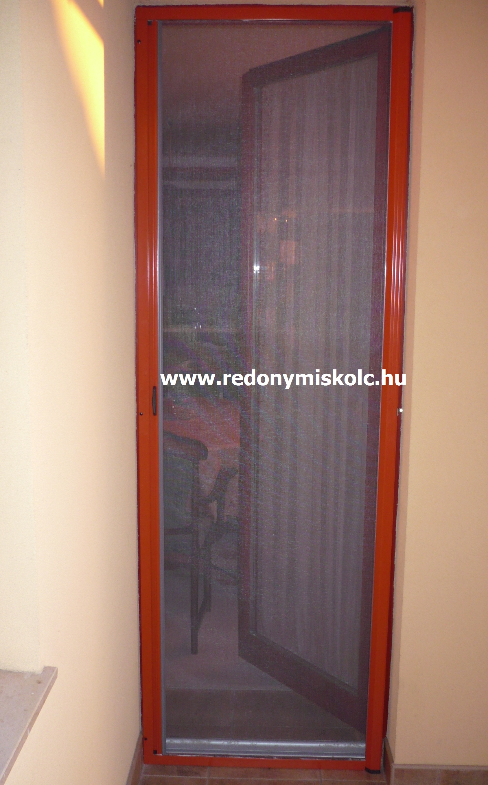 V�zszintesen mozgathat� sz�nyogh�l� ajt�ra